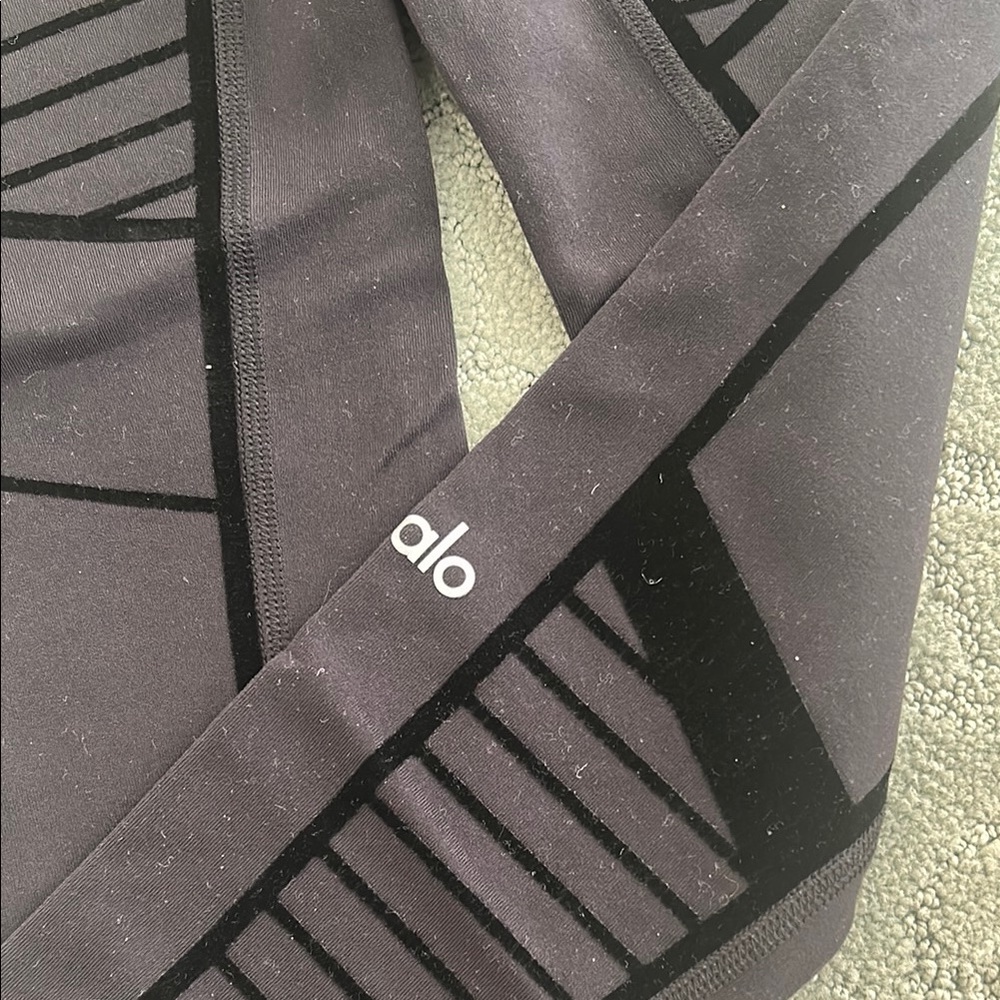 ALO  Black Leggings with lines Detail XS - Picture 2 of 4